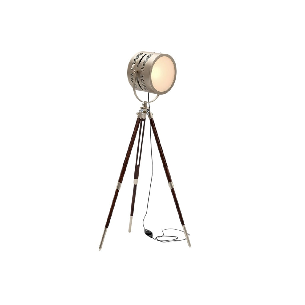 **Moderne vloerlamp met metalen kap en houten driepoot**